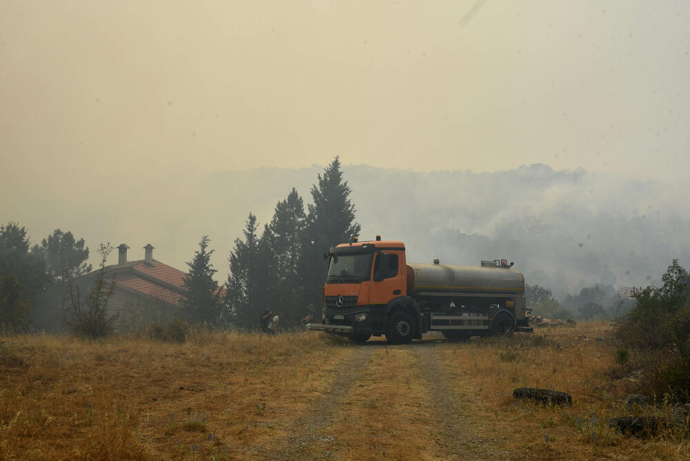 <p>U gašenju požara učestvovali su i vojnici, ali i dobrovoljci, podršku su imali i iz vazduha</p>