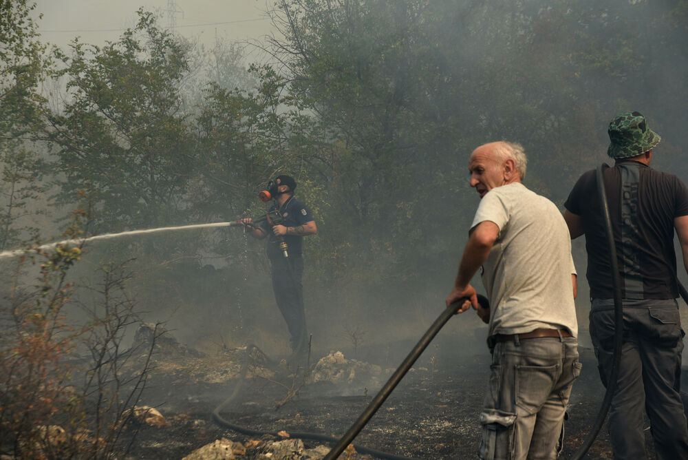 <p>U gašenju požara učestvovali su i vojnici, ali i dobrovoljci, podršku su imali i iz vazduha</p>