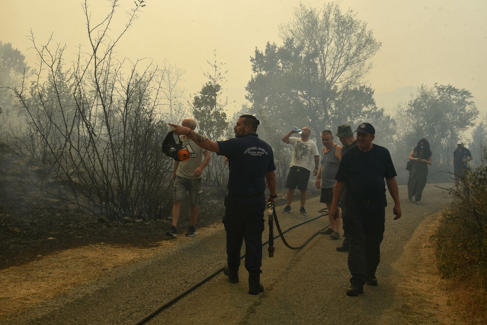 <p>U gašenju požara učestvovali su i vojnici, ali i dobrovoljci, podršku su imali i iz vazduha</p>
