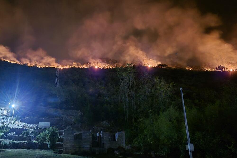 Požar u Donjim Mrkama večeras, Foto: Čitalac Vijesti