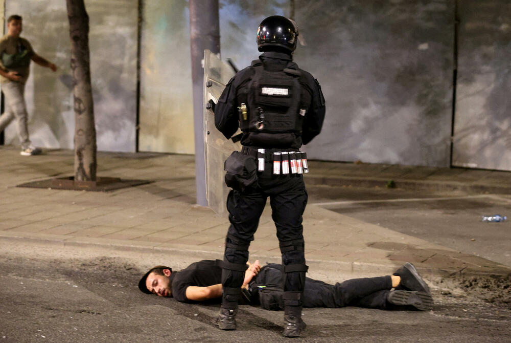 <p>"Građanskog rata neće biti", kazao je predsjednik Srbije. Povrijeđeno je 27 policajaca, oko 70-80 osoba, uglavnom napadi na prostorije SNS-a, ali i SPS-a, kazao je Dačić</p>