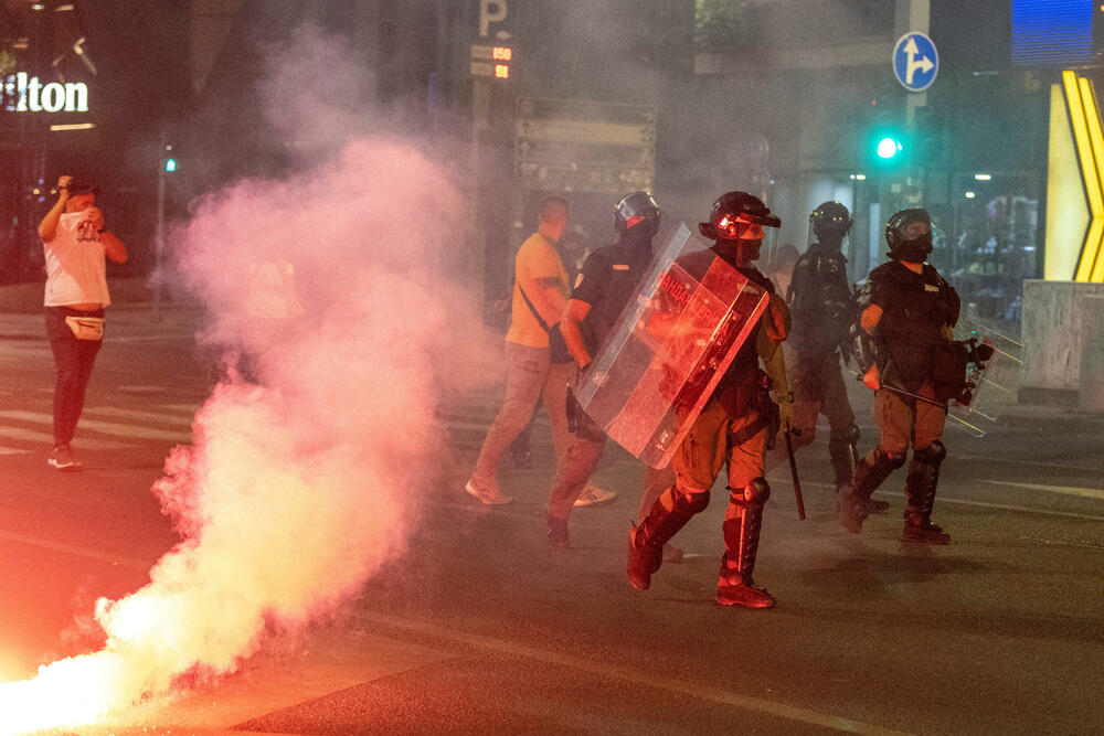 <p>"Građanskog rata neće biti", kazao je predsjednik Srbije. Povrijeđeno je 27 policajaca, oko 70-80 osoba, uglavnom napadi na prostorije SNS-a, ali i SPS-a, kazao je Dačić</p>