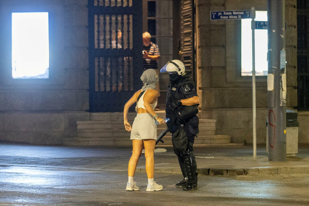 <p>"Građanskog rata neće biti", kazao je predsjednik Srbije. Povrijeđeno je 27 policajaca, oko 70-80 osoba, uglavnom napadi na prostorije SNS-a, ali i SPS-a, kazao je Dačić</p>