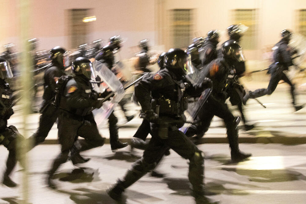 <p>"Građanskog rata neće biti", kazao je predsjednik Srbije. Povrijeđeno je 27 policajaca, oko 70-80 osoba, uglavnom napadi na prostorije SNS-a, ali i SPS-a, kazao je Dačić</p>