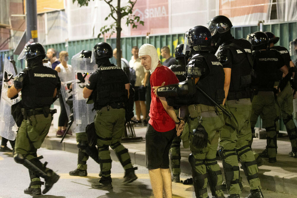 <p>"Građanskog rata neće biti", kazao je predsjednik Srbije. Povrijeđeno je 27 policajaca, oko 70-80 osoba, uglavnom napadi na prostorije SNS-a, ali i SPS-a, kazao je Dačić</p>