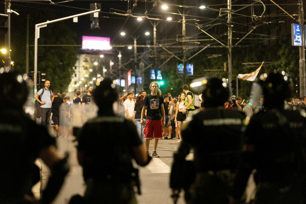 <p>"Građanskog rata neće biti", kazao je predsjednik Srbije. Povrijeđeno je 27 policajaca, oko 70-80 osoba, uglavnom napadi na prostorije SNS-a, ali i SPS-a, kazao je Dačić</p>