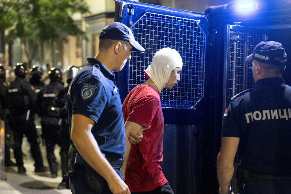 <p>"Građanskog rata neće biti", kazao je predsjednik Srbije. Povrijeđeno je 27 policajaca, oko 70-80 osoba, uglavnom napadi na prostorije SNS-a, ali i SPS-a, kazao je Dačić</p>