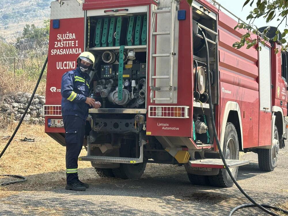 <p>Više desetina pripadnika austrijskih i švajcarskih spasilačkih timova raspoređeni su na lokalitetima u Podgorici, gdje rame uz rame sa vatrogascima iz cijele Crne Gore i crnogorskim vojnicima brane više sela</p>