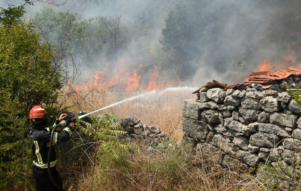 <p>Više desetina pripadnika austrijskih i švajcarskih spasilačkih timova raspoređeni su na lokalitetima u Podgorici, gdje rame uz rame sa vatrogascima iz cijele Crne Gore i crnogorskim vojnicima brane više sela</p>