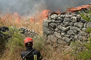 Italijanski kanader gasi požar u Kučima, helikopteri iz Mađarske,...