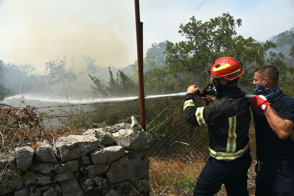 <p>Više desetina pripadnika austrijskih i švajcarskih spasilačkih timova raspoređeni su na lokalitetima u Podgorici, gdje rame uz rame sa vatrogascima iz cijele Crne Gore i crnogorskim vojnicima brane više sela</p>