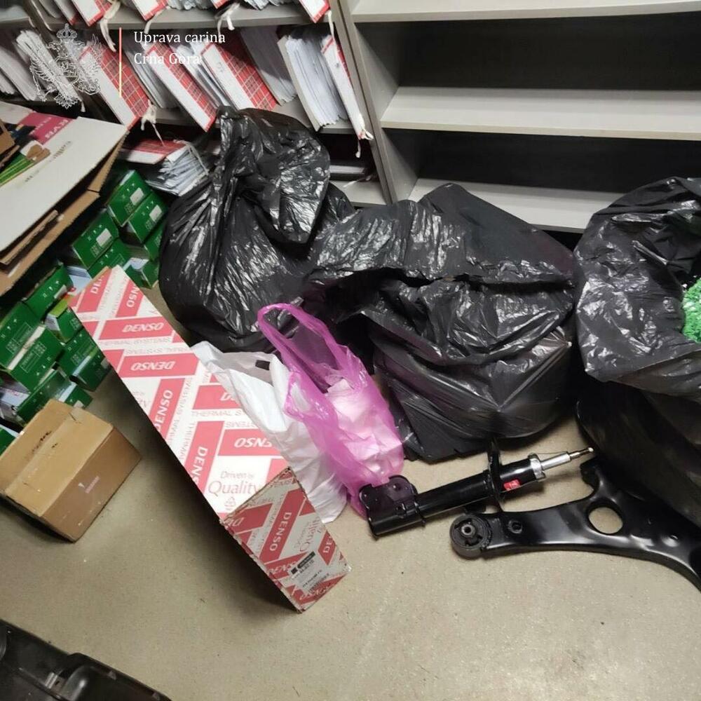 Na mejnem prehodu Dobrakovo zasegli blago v vrednosti več kot 10.000 evrov