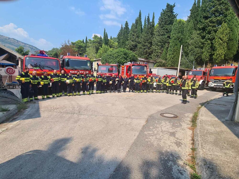 V Črni gori potekal dan žalosti zaradi smrti vojaka med gašenjem požara, BiH prispevala helikopter za pomoč.