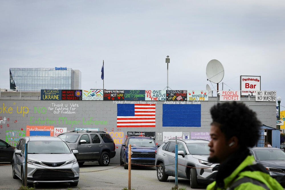 Grafiti u centru Enkoridža uoči samita lidera SAD i Rusije, Foto: Reuters