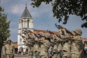 Ministarstvo odbrane: Uz počasnu paljbu, saborci iz Vojske se...