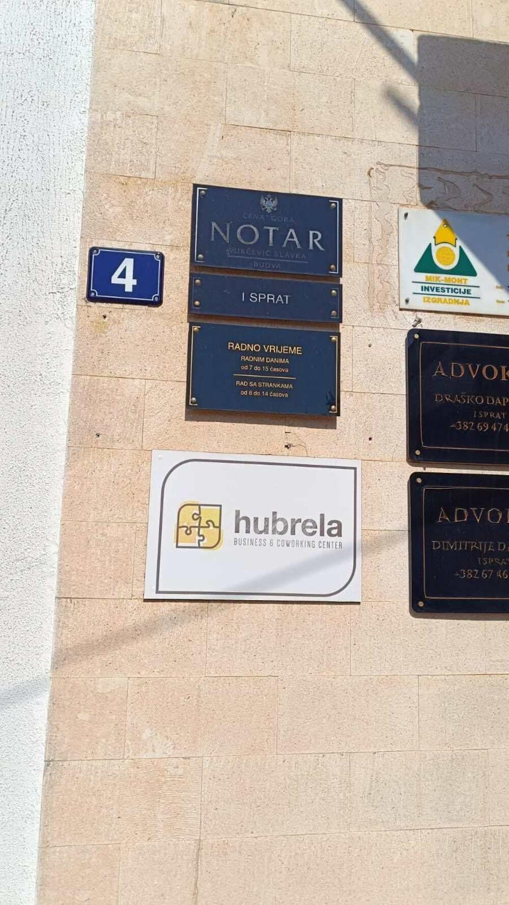 Tabla bivše notarke, tvrdi izvor “Vijesti”, nije do juče  uklonjena i sa ulaza u zgradu Zavoda za izgradnju Budva