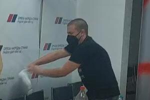 Novi Sad: Razbijene tri prostorije SNS, policija bacila suzavac