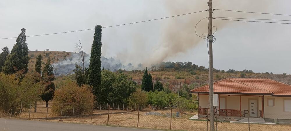 <p>Crnogorski vatrogasci - spasioci su danima u vatrenom obruču</p>  <p>Pomoć iz vazduha u Piperima pruža mađarski helikopter, a uskoro bi trebalo da mu se pridruži kanader iz Italije, dok je helikopter iz BiH bio aktivan jutros iznad Dinoše, a nakon toga nastavio da pomaže u Piperima</p>  <p>Vazduhoplov Republike Češke pomaže vatrogascima iz Danilovgrada na požaru u lokalitetu Topolovo, a Donje Uble i Kučka korita gasi domaća flota - dva vojna helikoptera i avion MUP-a Crne Gore</p>