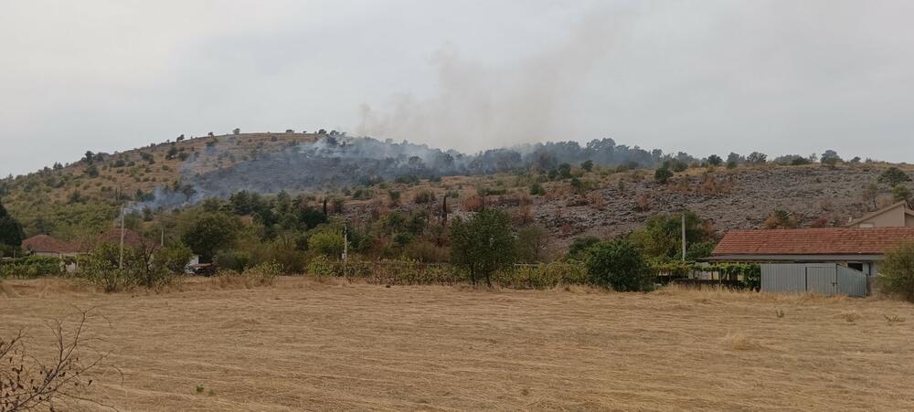 <p>Crnogorski vatrogasci - spasioci su danima u vatrenom obruču</p>  <p>Pomoć iz vazduha u Piperima pruža mađarski helikopter, a uskoro bi trebalo da mu se pridruži kanader iz Italije, dok je helikopter iz BiH bio aktivan jutros iznad Dinoše, a nakon toga nastavio da pomaže u Piperima</p>  <p>Vazduhoplov Republike Češke pomaže vatrogascima iz Danilovgrada na požaru u lokalitetu Topolovo, a Donje Uble i Kučka korita gasi domaća flota - dva vojna helikoptera i avion MUP-a Crne Gore</p>