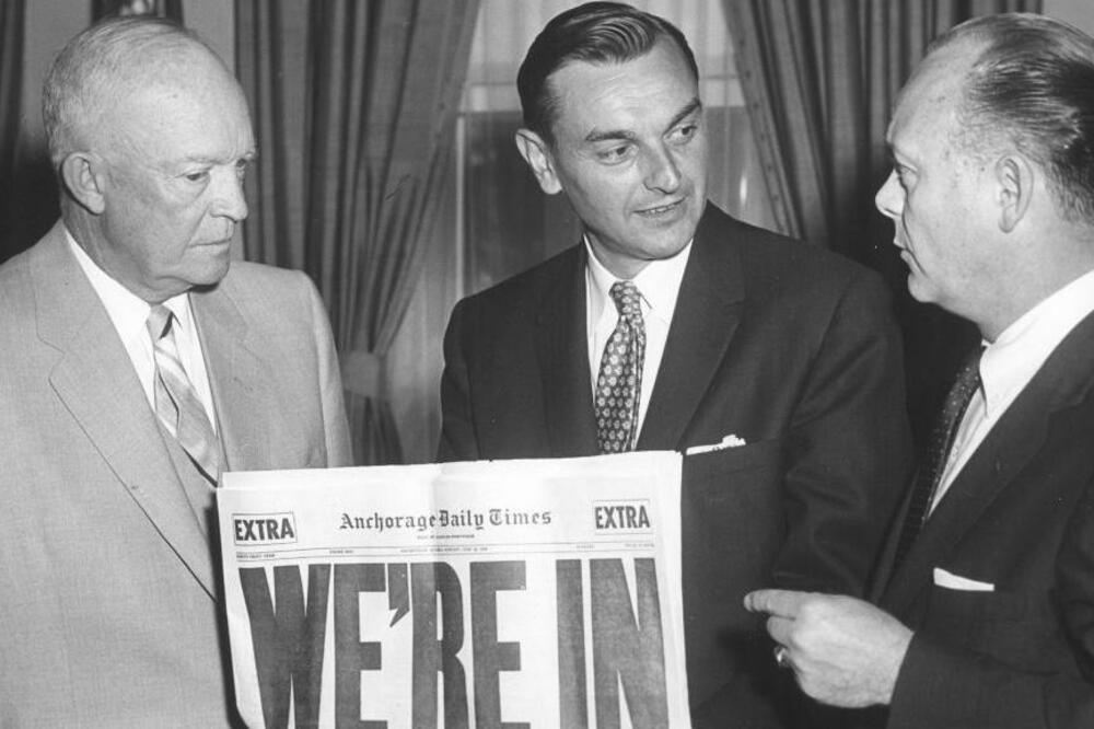 Guverner Aljaske Majk Stepovič (u sredini) sa američkim predsjednikom Dvajtom Ajzenhauerom (lijevo) i državnim sekretarom za unutrašnje poslove Fredom Sitonom, Foto: Abbie Rowe/PhotoQuest/Getty Images