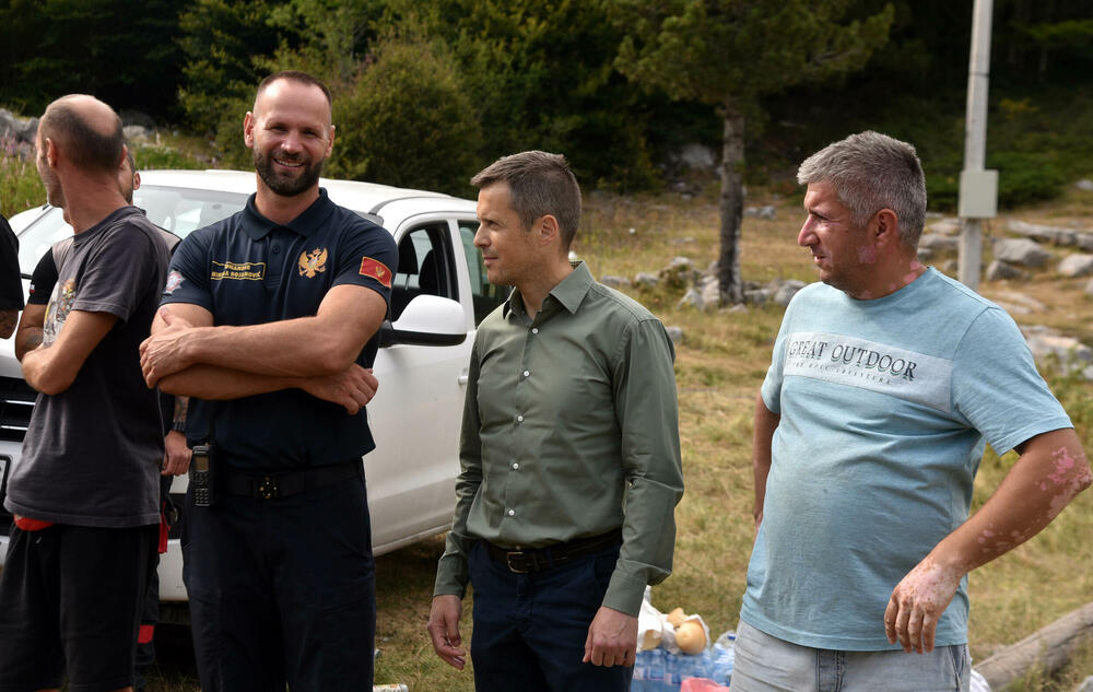 <p>U Kučkim koritima bio je i gradonačelnik Podgorice Saša Mujović </p>  <p>On i vršilac dužnosti (v.d.) Službe zaštite i spašavanja Glavnog grada Nikola Bojanović pričajli su sa mještanima i obilazili teren</p>