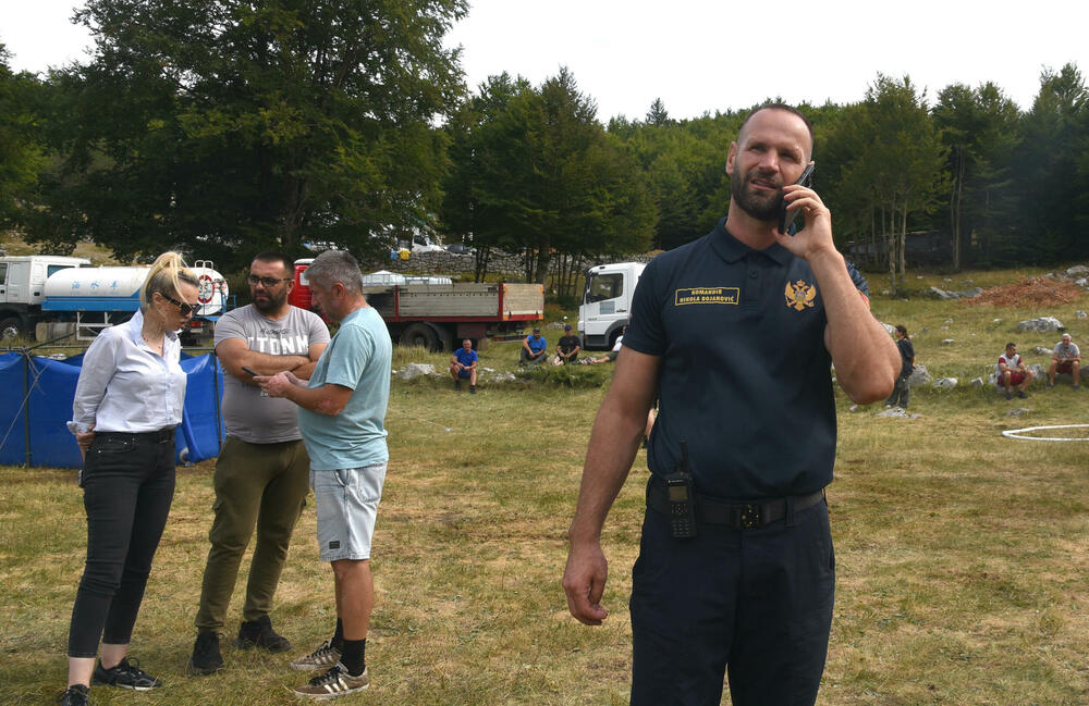 <p>U Kučkim koritima bio je i gradonačelnik Podgorice Saša Mujović </p>  <p>On i vršilac dužnosti (v.d.) Službe zaštite i spašavanja Glavnog grada Nikola Bojanović pričajli su sa mještanima i obilazili teren</p>