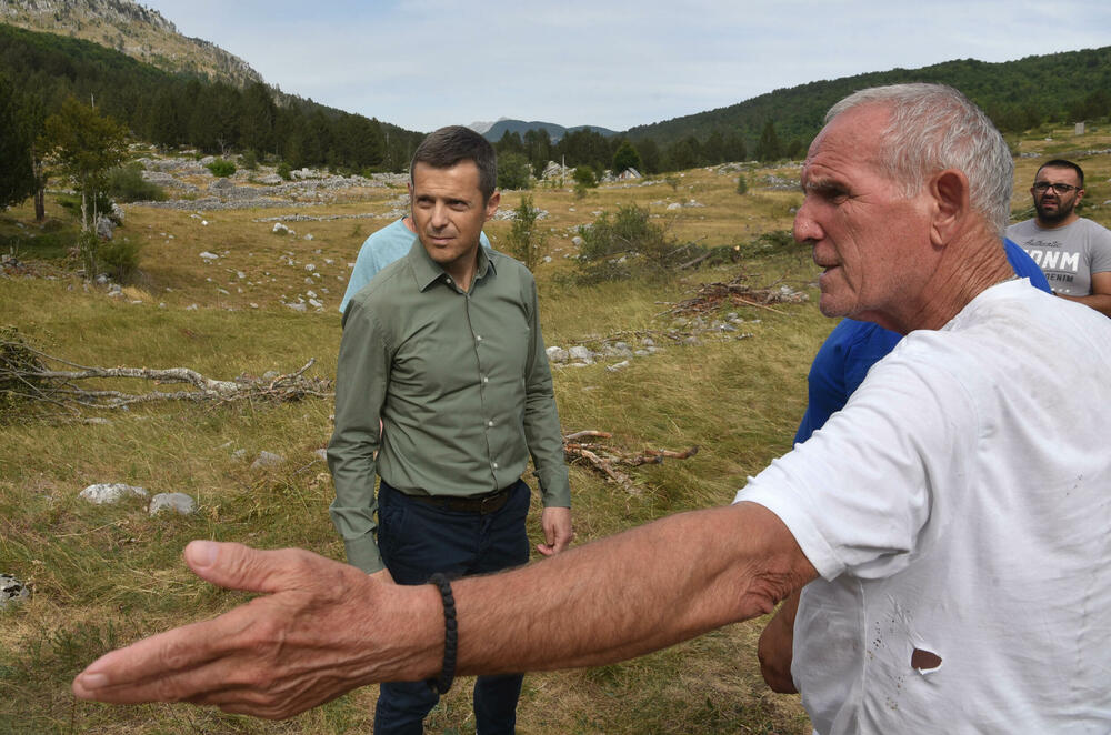 <p>U Kučkim koritima bio je i gradonačelnik Podgorice Saša Mujović </p>  <p>On i vršilac dužnosti (v.d.) Službe zaštite i spašavanja Glavnog grada Nikola Bojanović pričajli su sa mještanima i obilazili teren</p>