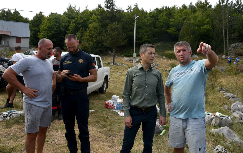 <p>U Kučkim koritima bio je i gradonačelnik Podgorice Saša Mujović </p>  <p>On i vršilac dužnosti (v.d.) Službe zaštite i spašavanja Glavnog grada Nikola Bojanović pričajli su sa mještanima i obilazili teren</p>