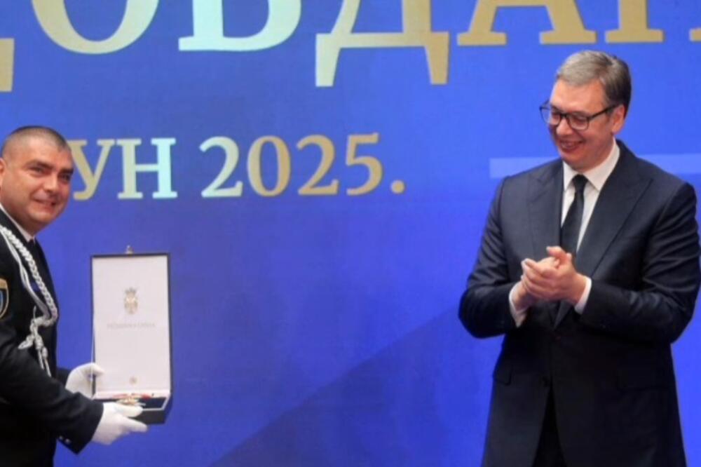 Kričak prima odlikovanje od predsjednika Srbije Aleksandar Vučić, Foto: Screenshot/Youtube
