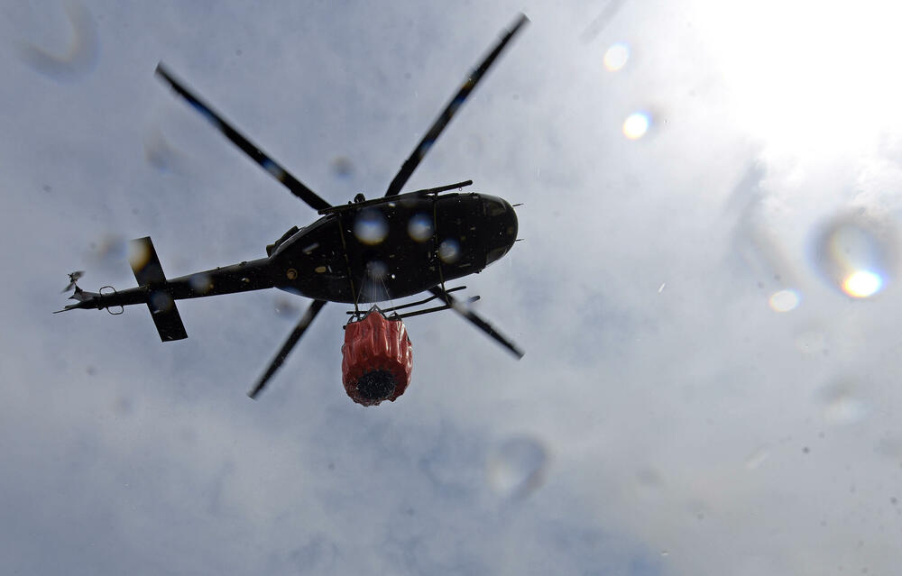 <p>U Kučkim koritima bio je i gradonačelnik Podgorice Saša Mujović </p>  <p>On i vršilac dužnosti (v.d.) Službe zaštite i spašavanja Glavnog grada Nikola Bojanović pričajli su sa mještanima i obilazili teren</p>