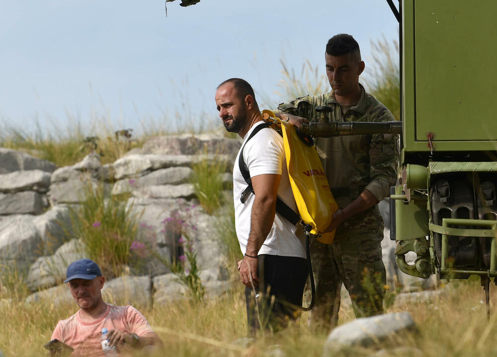 <p>U Kučkim koritima bio je i gradonačelnik Podgorice Saša Mujović </p>  <p>On i vršilac dužnosti (v.d.) Službe zaštite i spašavanja Glavnog grada Nikola Bojanović pričajli su sa mještanima i obilazili teren</p>