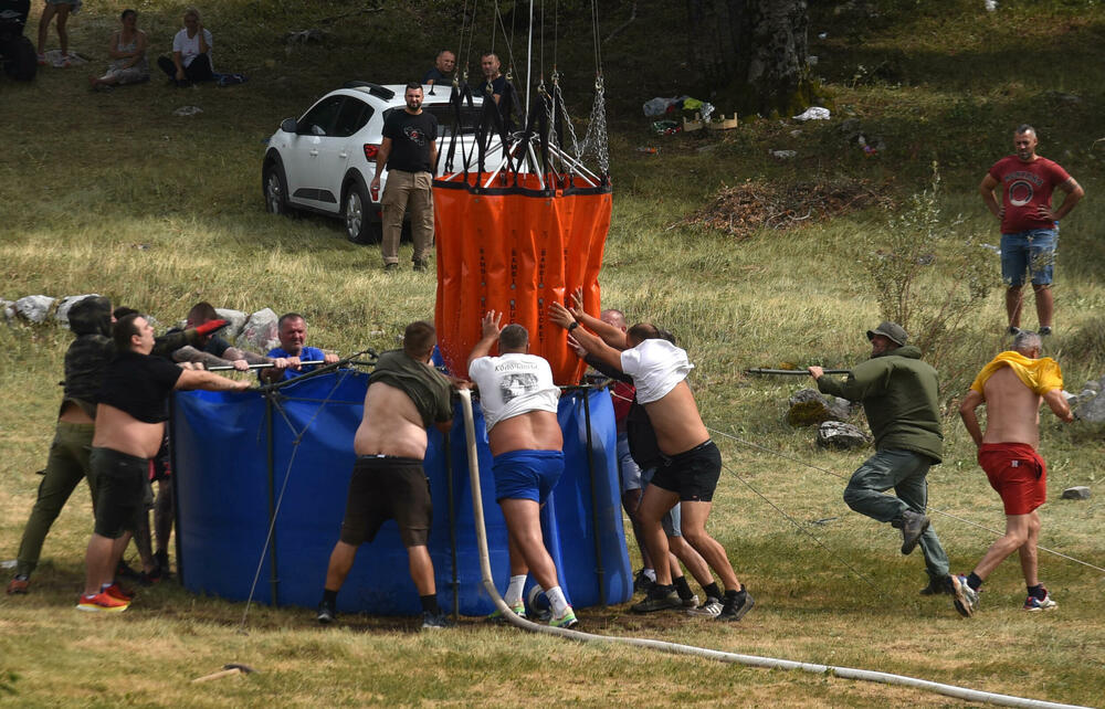 <p>U Kučkim koritima bio je i gradonačelnik Podgorice Saša Mujović </p>  <p>On i vršilac dužnosti (v.d.) Službe zaštite i spašavanja Glavnog grada Nikola Bojanović pričajli su sa mještanima i obilazili teren</p>