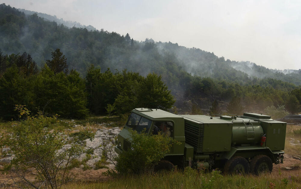 <p>U Kučkim koritima bio je i gradonačelnik Podgorice Saša Mujović </p>  <p>On i vršilac dužnosti (v.d.) Službe zaštite i spašavanja Glavnog grada Nikola Bojanović pričajli su sa mještanima i obilazili teren</p>