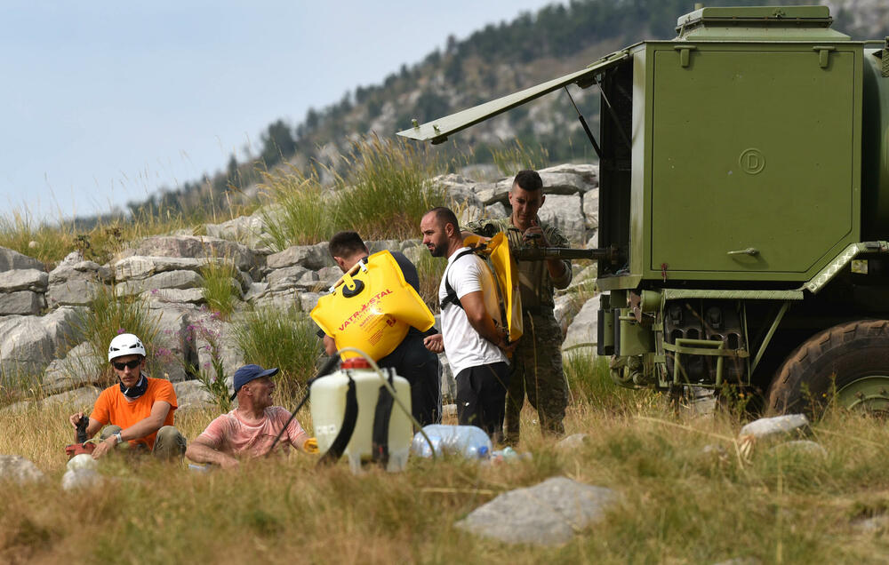 <p>U Kučkim koritima bio je i gradonačelnik Podgorice Saša Mujović </p>  <p>On i vršilac dužnosti (v.d.) Službe zaštite i spašavanja Glavnog grada Nikola Bojanović pričajli su sa mještanima i obilazili teren</p>