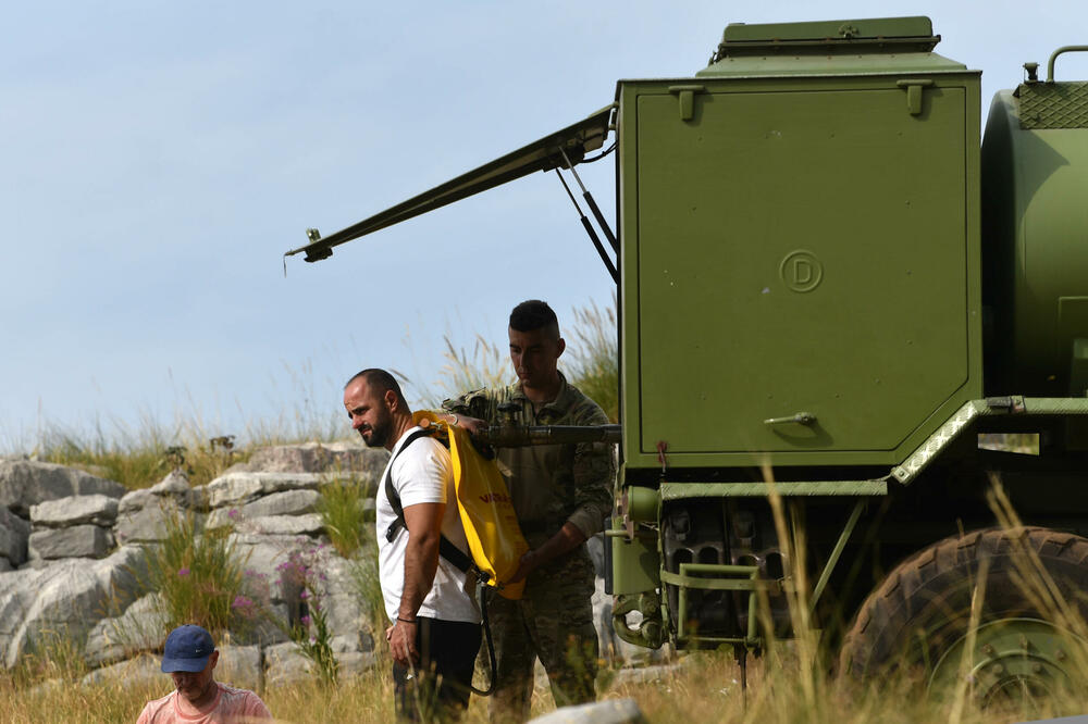 <p>U Kučkim koritima bio je i gradonačelnik Podgorice Saša Mujović </p>  <p>On i vršilac dužnosti (v.d.) Službe zaštite i spašavanja Glavnog grada Nikola Bojanović pričajli su sa mještanima i obilazili teren</p>