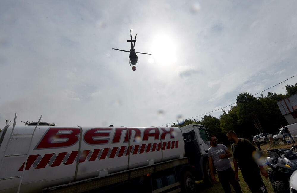 <p>U Kučkim koritima bio je i gradonačelnik Podgorice Saša Mujović </p>  <p>On i vršilac dužnosti (v.d.) Službe zaštite i spašavanja Glavnog grada Nikola Bojanović pričajli su sa mještanima i obilazili teren</p>