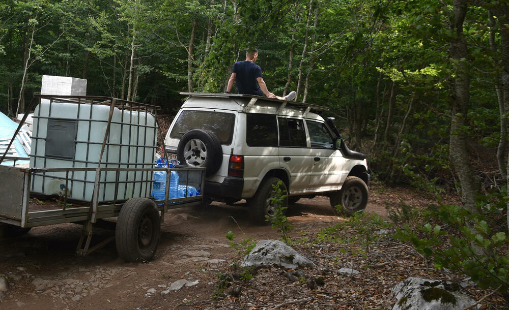 <p>U Kučkim koritima bio je i gradonačelnik Podgorice Saša Mujović </p>  <p>On i vršilac dužnosti (v.d.) Službe zaštite i spašavanja Glavnog grada Nikola Bojanović pričajli su sa mještanima i obilazili teren</p>