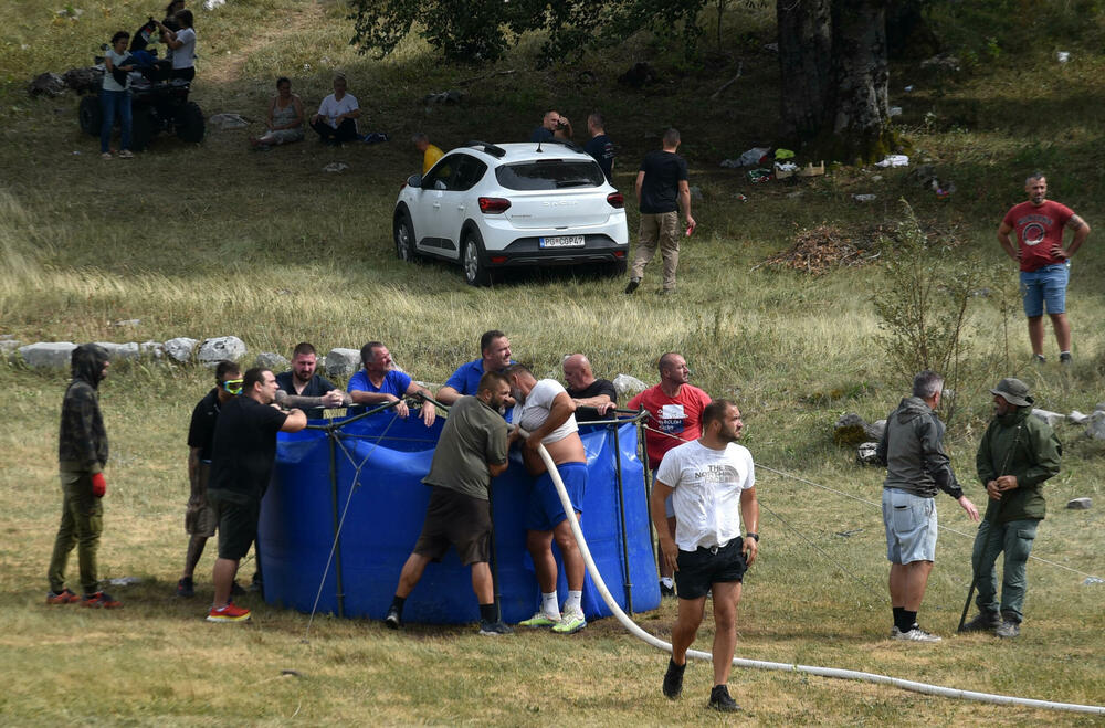 <p>U Kučkim koritima bio je i gradonačelnik Podgorice Saša Mujović </p>  <p>On i vršilac dužnosti (v.d.) Službe zaštite i spašavanja Glavnog grada Nikola Bojanović pričajli su sa mještanima i obilazili teren</p>