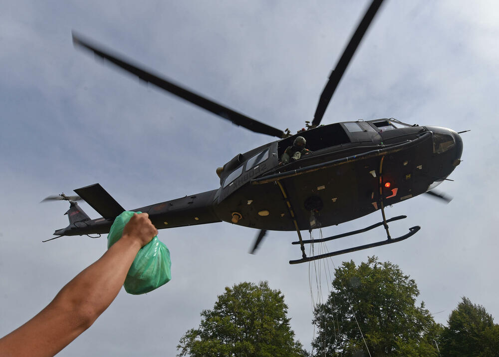 <p>U Kučkim koritima bio je i gradonačelnik Podgorice Saša Mujović </p>  <p>On i vršilac dužnosti (v.d.) Službe zaštite i spašavanja Glavnog grada Nikola Bojanović pričajli su sa mještanima i obilazili teren</p>