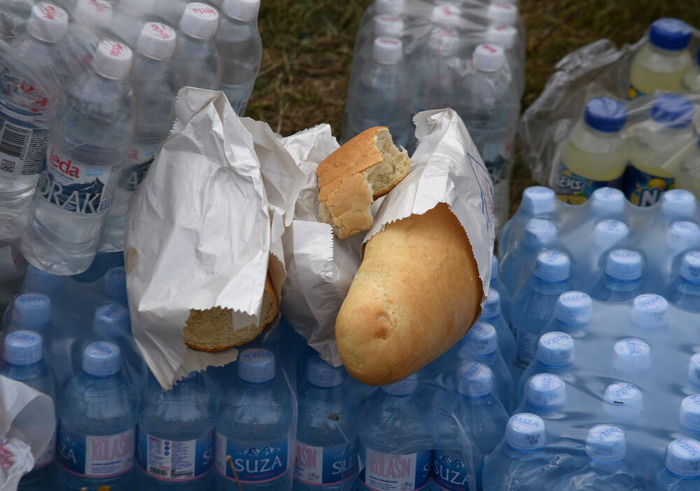 <p>U Kučkim koritima bio je i gradonačelnik Podgorice Saša Mujović </p>  <p>On i vršilac dužnosti (v.d.) Službe zaštite i spašavanja Glavnog grada Nikola Bojanović pričajli su sa mještanima i obilazili teren</p>