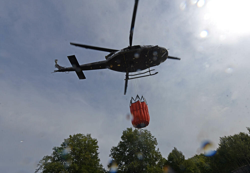 <p>U Kučkim koritima bio je i gradonačelnik Podgorice Saša Mujović </p>  <p>On i vršilac dužnosti (v.d.) Službe zaštite i spašavanja Glavnog grada Nikola Bojanović pričajli su sa mještanima i obilazili teren</p>