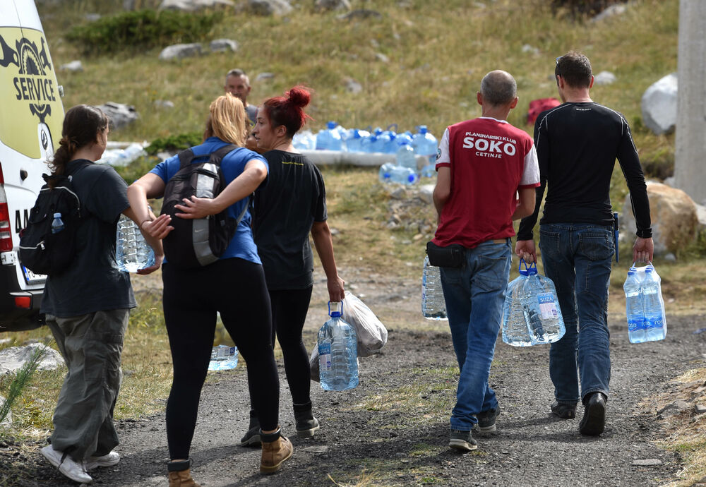 <p>U Kučkim koritima bio je i gradonačelnik Podgorice Saša Mujović </p>  <p>On i vršilac dužnosti (v.d.) Službe zaštite i spašavanja Glavnog grada Nikola Bojanović pričajli su sa mještanima i obilazili teren</p>