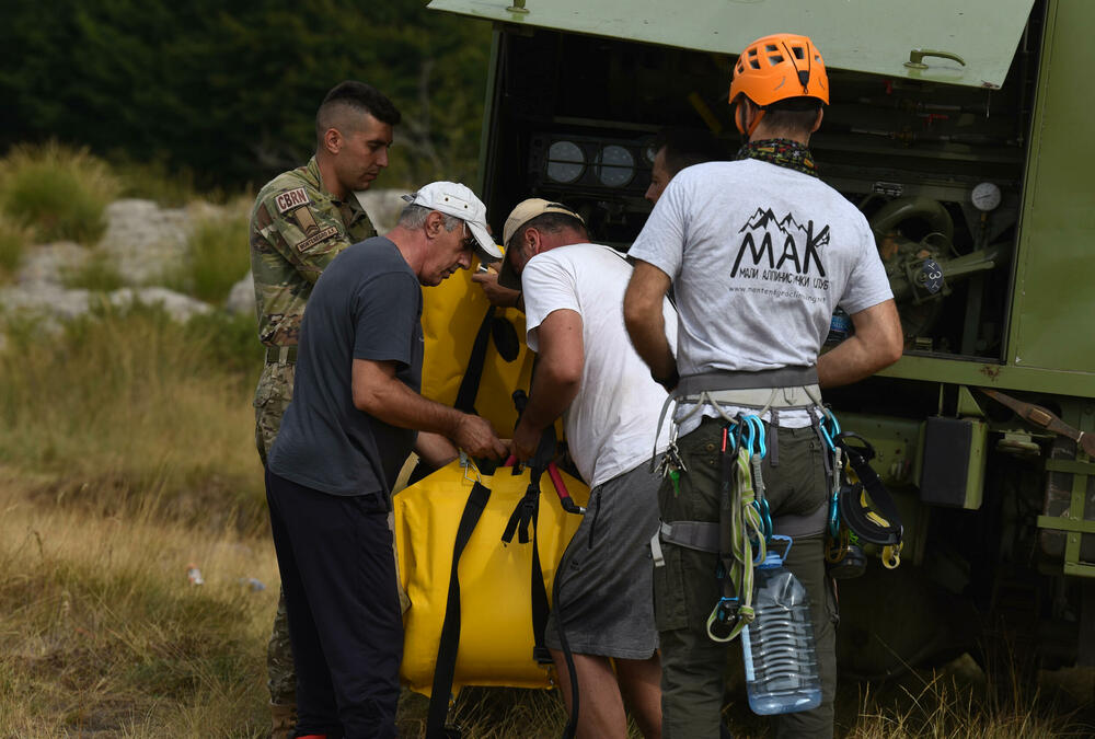 <p>U Kučkim koritima bio je i gradonačelnik Podgorice Saša Mujović </p>  <p>On i vršilac dužnosti (v.d.) Službe zaštite i spašavanja Glavnog grada Nikola Bojanović pričajli su sa mještanima i obilazili teren</p>