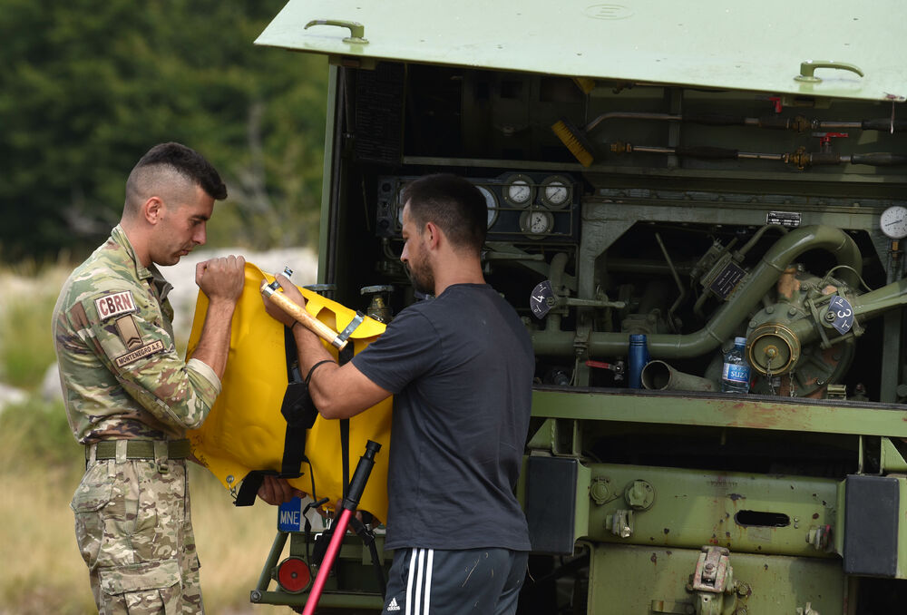 <p>U Kučkim koritima bio je i gradonačelnik Podgorice Saša Mujović </p>  <p>On i vršilac dužnosti (v.d.) Službe zaštite i spašavanja Glavnog grada Nikola Bojanović pričajli su sa mještanima i obilazili teren</p>