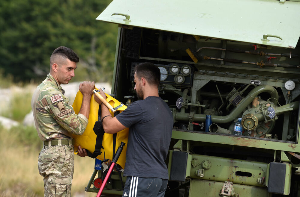 <p>U Kučkim koritima bio je i gradonačelnik Podgorice Saša Mujović </p>  <p>On i vršilac dužnosti (v.d.) Službe zaštite i spašavanja Glavnog grada Nikola Bojanović pričajli su sa mještanima i obilazili teren</p>
