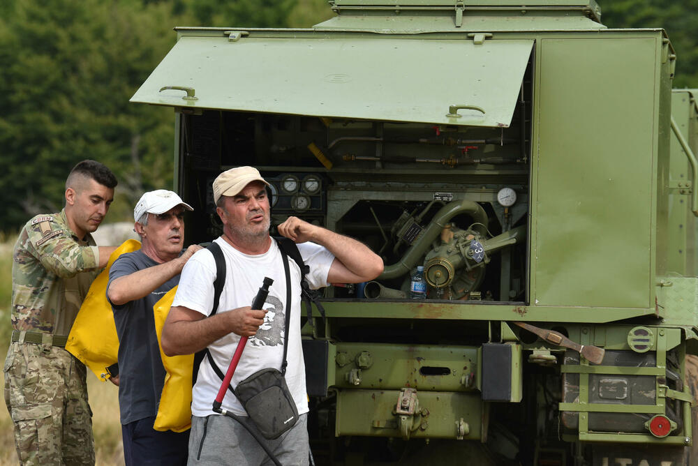 <p>U Kučkim koritima bio je i gradonačelnik Podgorice Saša Mujović </p>  <p>On i vršilac dužnosti (v.d.) Službe zaštite i spašavanja Glavnog grada Nikola Bojanović pričajli su sa mještanima i obilazili teren</p>