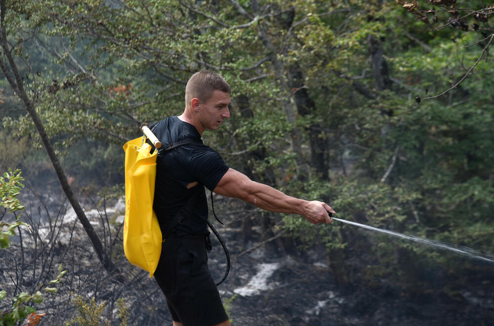 <p>U Kučkim koritima bio je i gradonačelnik Podgorice Saša Mujović </p>  <p>On i vršilac dužnosti (v.d.) Službe zaštite i spašavanja Glavnog grada Nikola Bojanović pričajli su sa mještanima i obilazili teren</p>