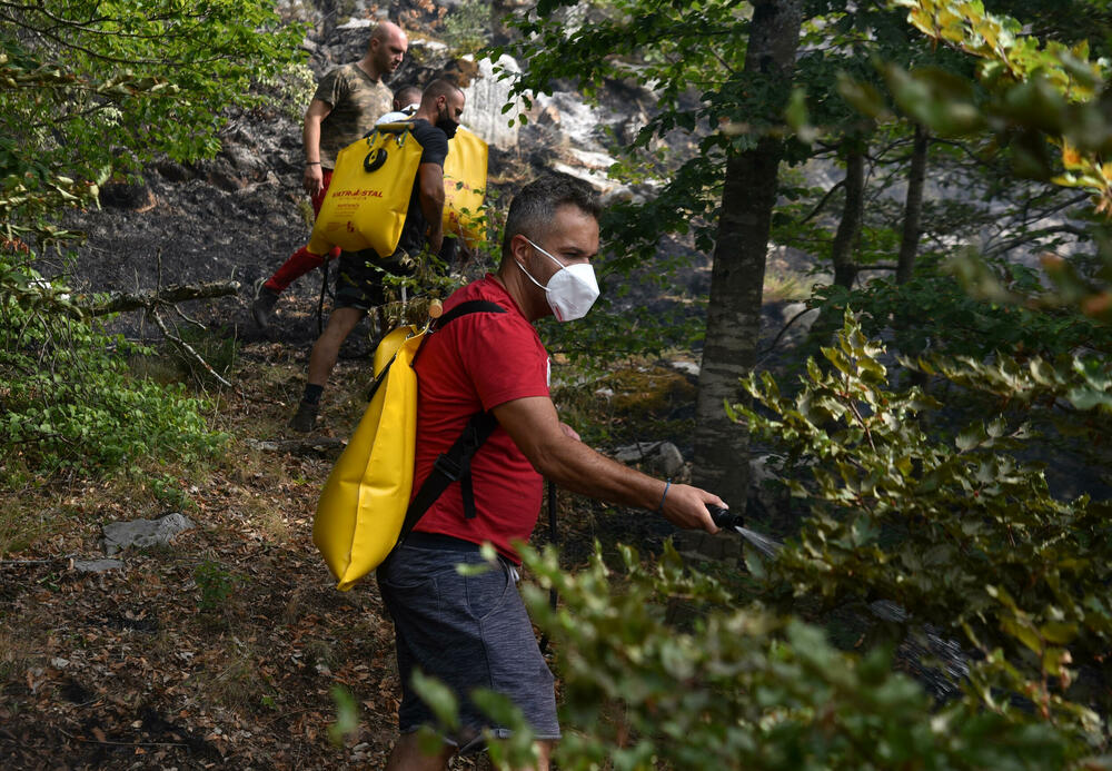 <p>U Kučkim koritima bio je i gradonačelnik Podgorice Saša Mujović </p>  <p>On i vršilac dužnosti (v.d.) Službe zaštite i spašavanja Glavnog grada Nikola Bojanović pričajli su sa mještanima i obilazili teren</p>