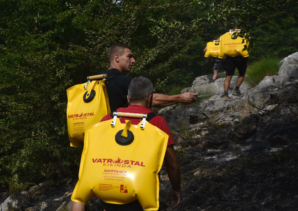 <p>U Kučkim koritima bio je i gradonačelnik Podgorice Saša Mujović </p>  <p>On i vršilac dužnosti (v.d.) Službe zaštite i spašavanja Glavnog grada Nikola Bojanović pričajli su sa mještanima i obilazili teren</p>