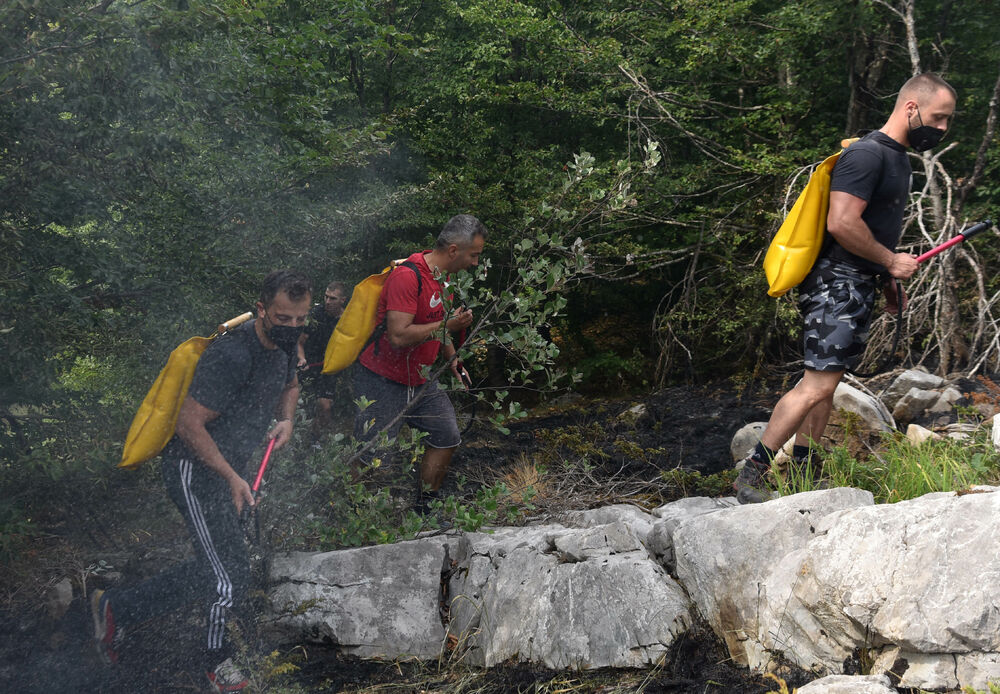 <p>U Kučkim koritima bio je i gradonačelnik Podgorice Saša Mujović </p>  <p>On i vršilac dužnosti (v.d.) Službe zaštite i spašavanja Glavnog grada Nikola Bojanović pričajli su sa mještanima i obilazili teren</p>